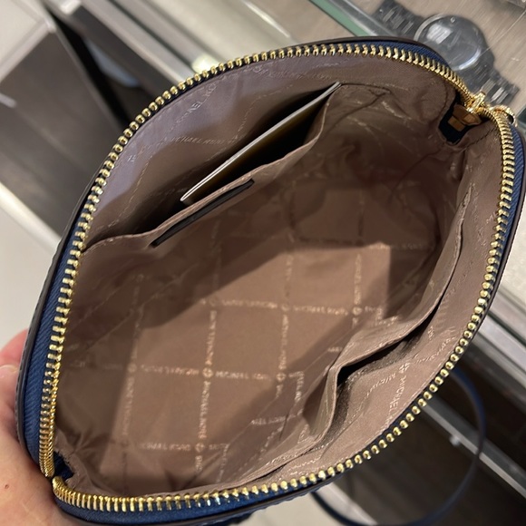 MICHAEL KORS
Jet Set Travel Medium Dome Crossbody Bag
Navy
NWT - Picture 10 of 16